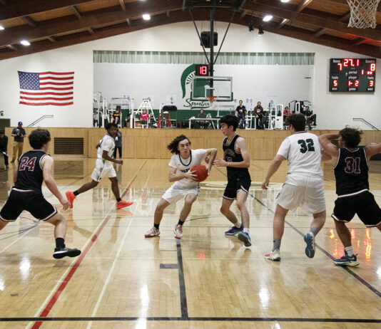 Basketball action at Rio Lindo