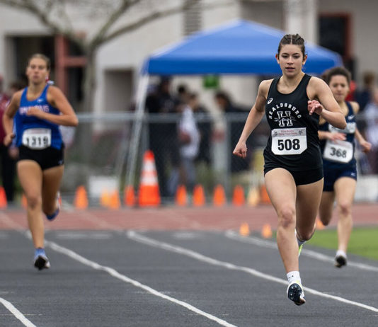 Jane Perrill running the 400m at Viking classic.