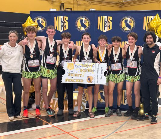 Cross Country runners ‘punch ticket’ to Fresno 2025 Healdsburg cross country team