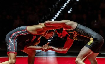 wrestlers start match