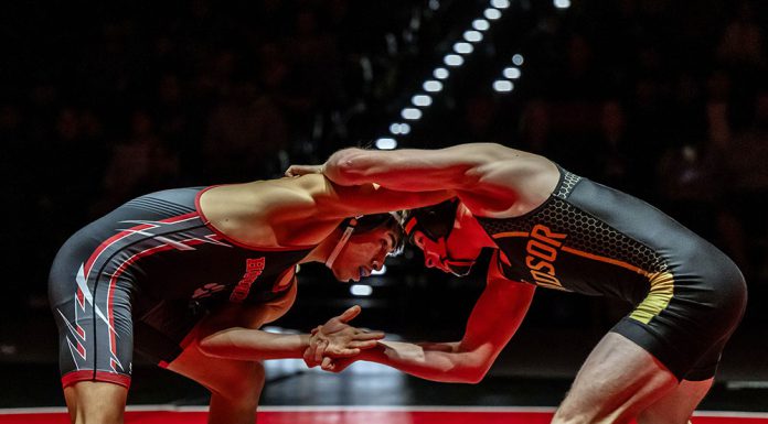 wrestlers start match
