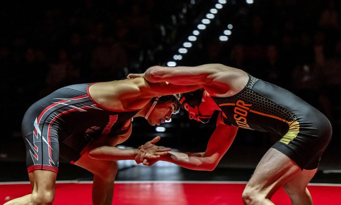 wrestlers start match